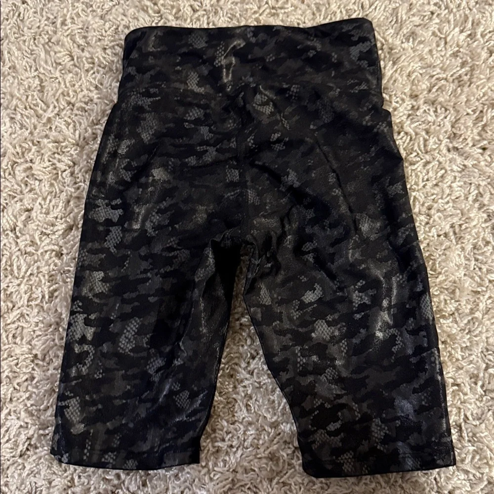Heroine Sport Black Camo Shorts size XS - Picture 3 of 3